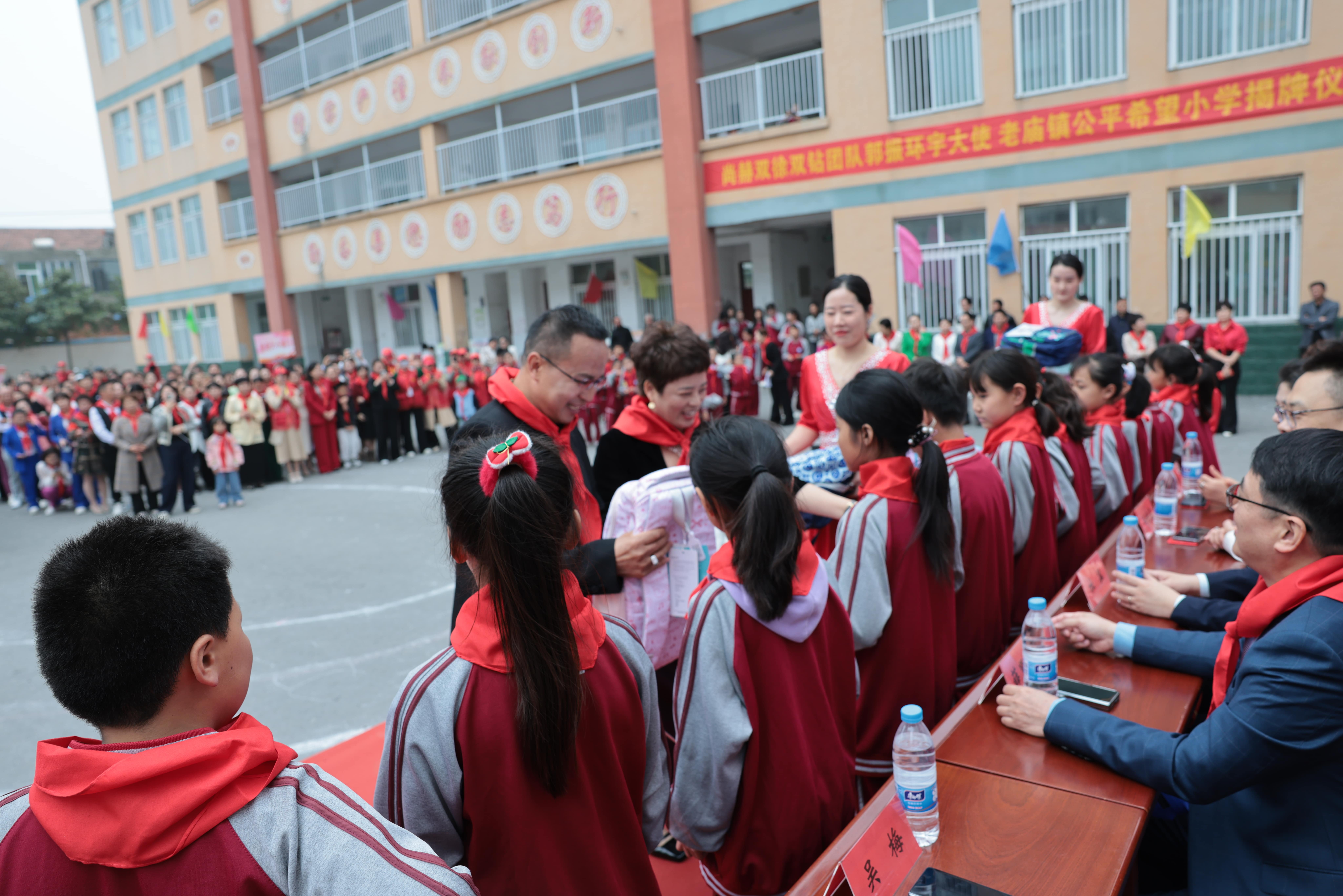 在爱意的“双向奔赴”中丨第249所九游网-九游（中国）
公益学校揭牌