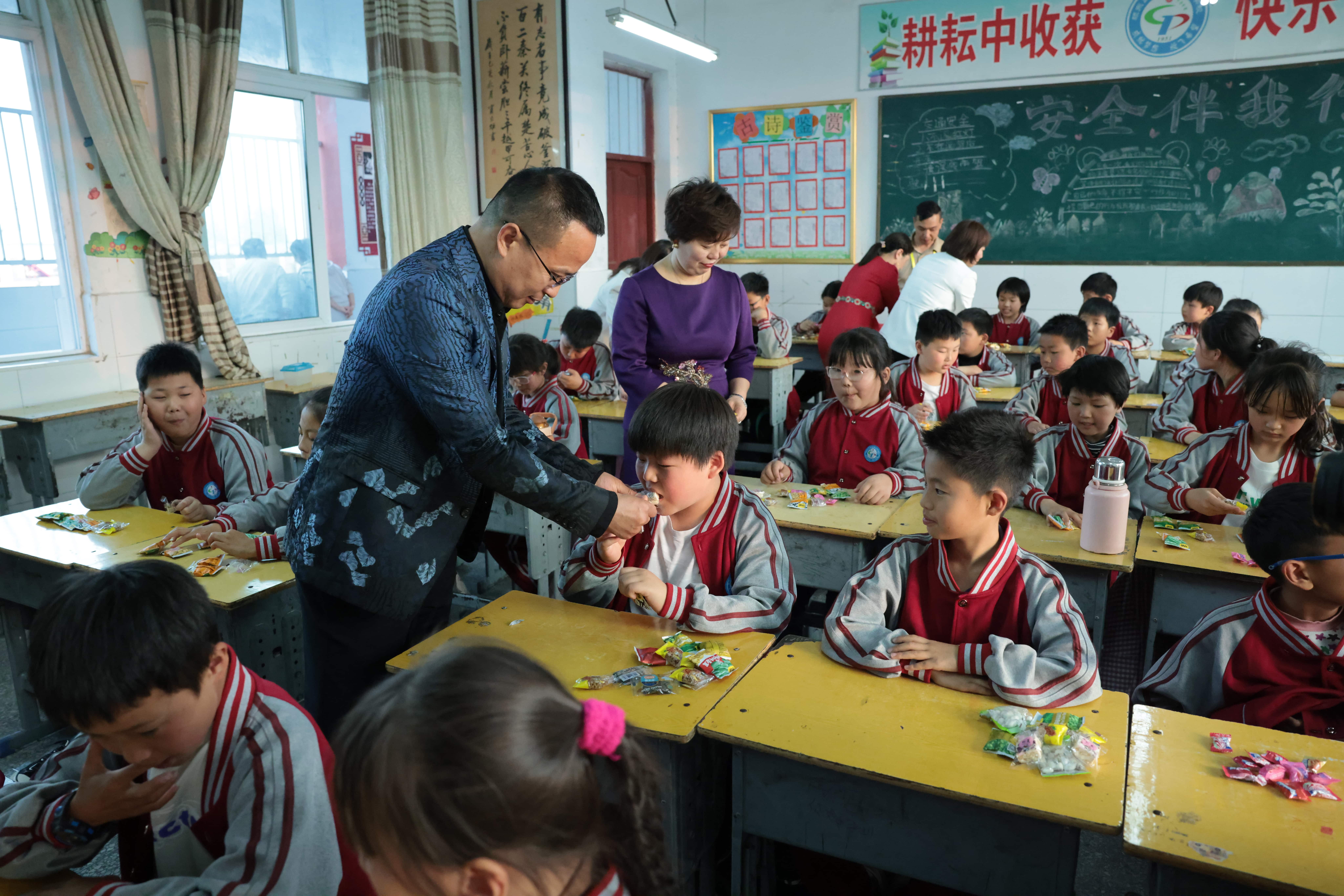 在爱意的“双向奔赴”中丨第249所九游网-九游（中国）
公益学校揭牌