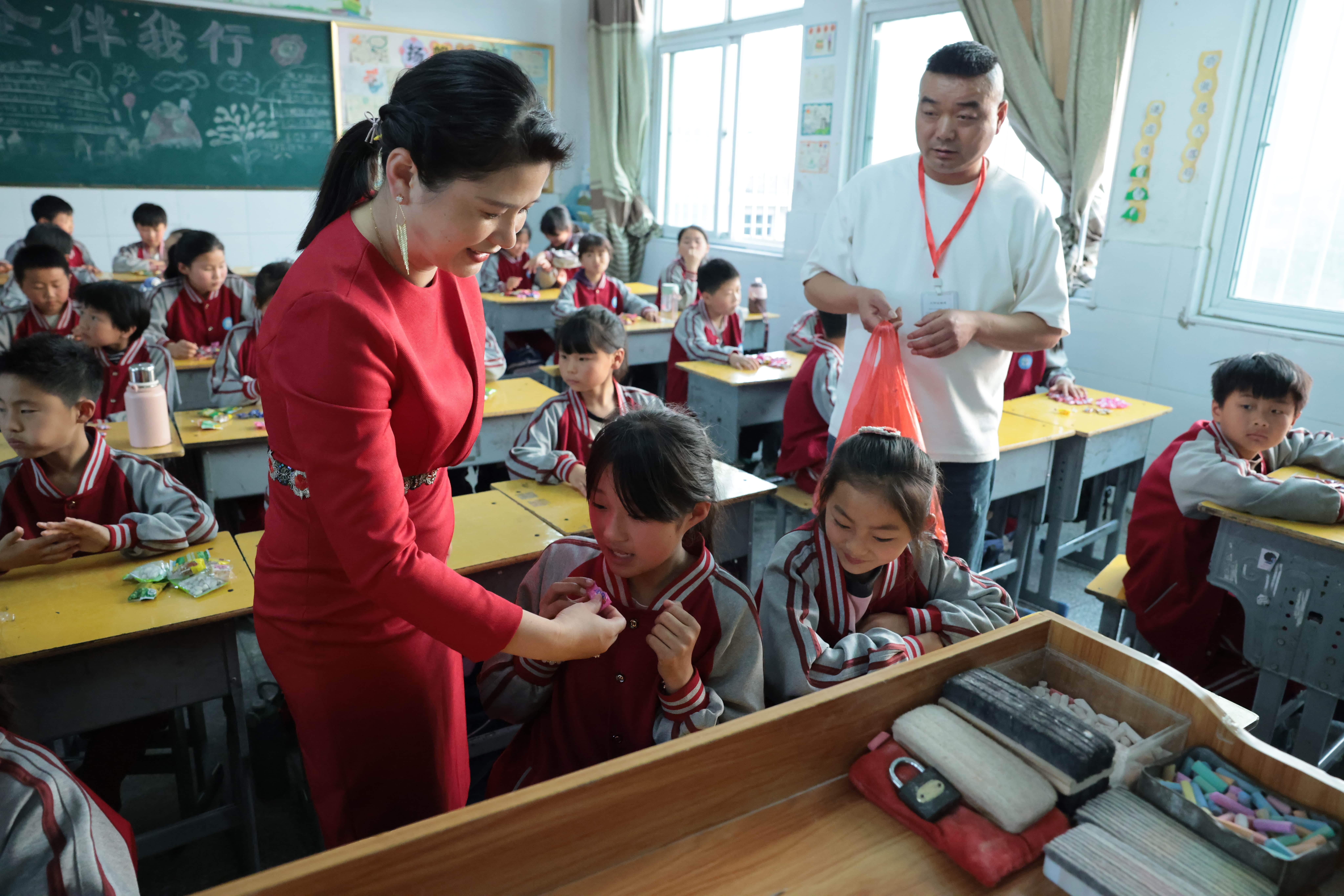 在爱意的“双向奔赴”中丨第249所九游网-九游（中国）
公益学校揭牌